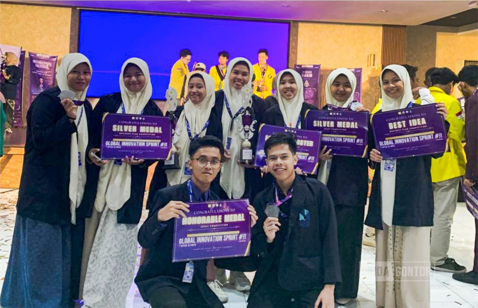 Mahasiswa UNIDA Gontor menerima penghargaan dalam Global Innovation Sprint 2025 di Universitas Airlangga Surabaya