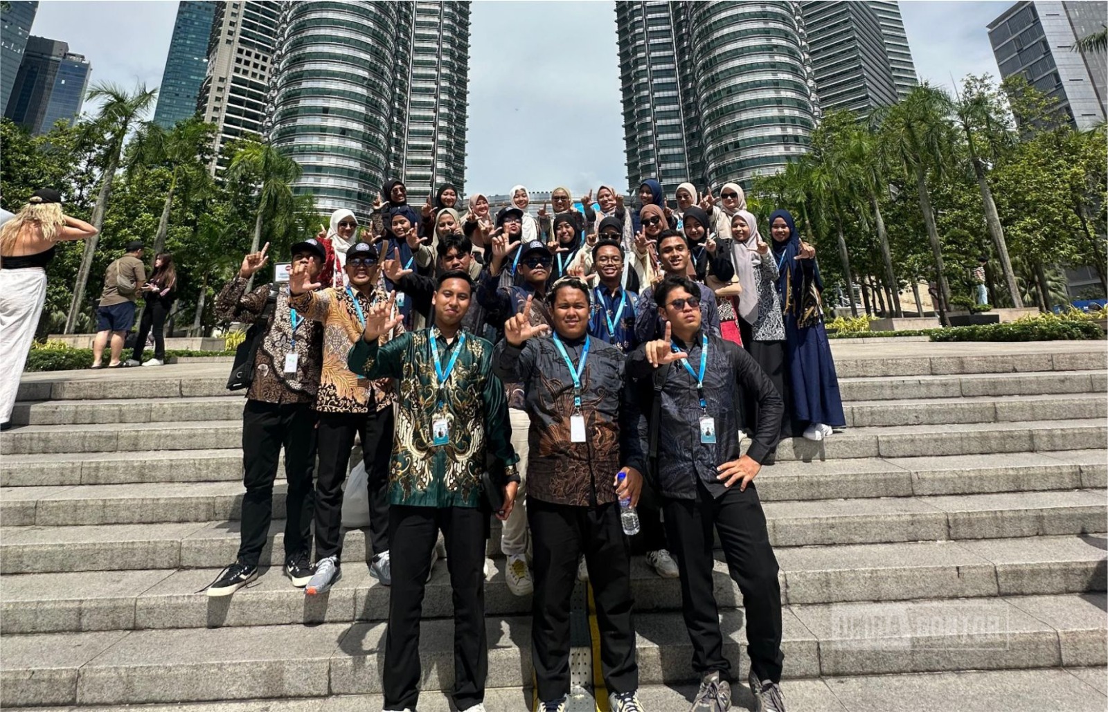 Mahasiswa UNIDA Gontor mengikuti Mukhoyam Arabiy di Malaysia, tampil dalam pentas seni berbahasa Arab dan kegiatan Souq Arabiy.