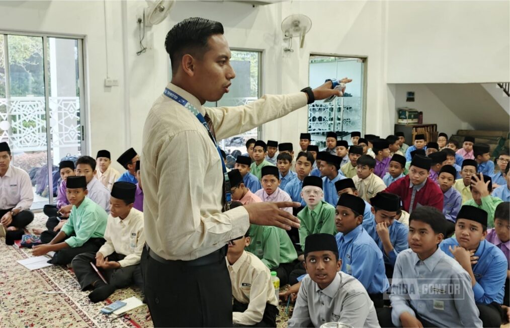 Mahasiswa UNIDA Gontor mengikuti Mukhoyam Arabiy di Malaysia, tampil dalam pentas seni berbahasa Arab dan kegiatan Souq Arabiy.