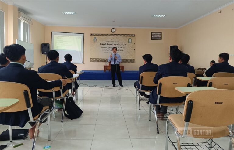 Mahasiswa PAI UNIDA Gontor mengikuti pelatihan microteaching bersama dosen dan praktisi pendidikan.