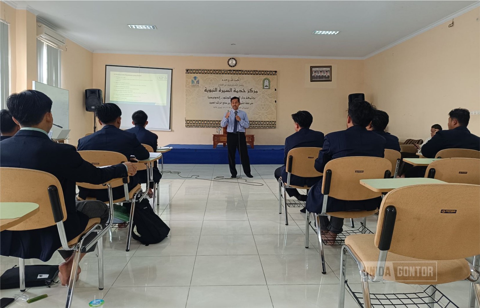 Mahasiswa PAI UNIDA Gontor mengikuti pelatihan microteaching bersama dosen dan praktisi pendidikan.