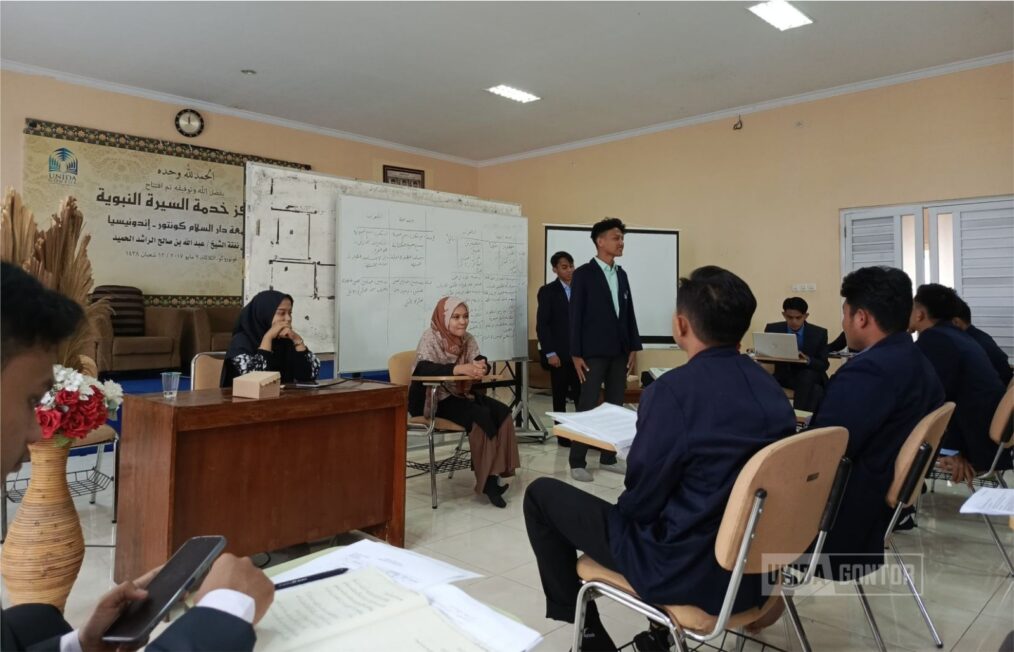 Mahasiswa PAI UNIDA Gontor mengikuti pelatihan microteaching bersama dosen dan praktisi pendidikan.