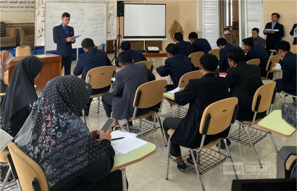 Mahasiswa PAI UNIDA Gontor mengikuti pelatihan microteaching bersama dosen dan praktisi pendidikan.