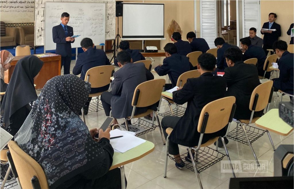 Mahasiswa PAI UNIDA Gontor mengikuti pelatihan microteaching bersama dosen dan praktisi pendidikan.