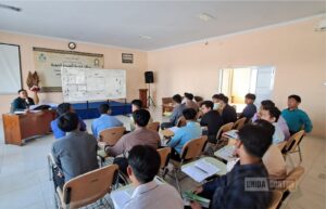 Mahasiswa Prodi PBA UNIDA Gontor mengikuti Tarbiyah Amaliyah Perdana sebagai latihan mengajar di Hall Gedung Siroh