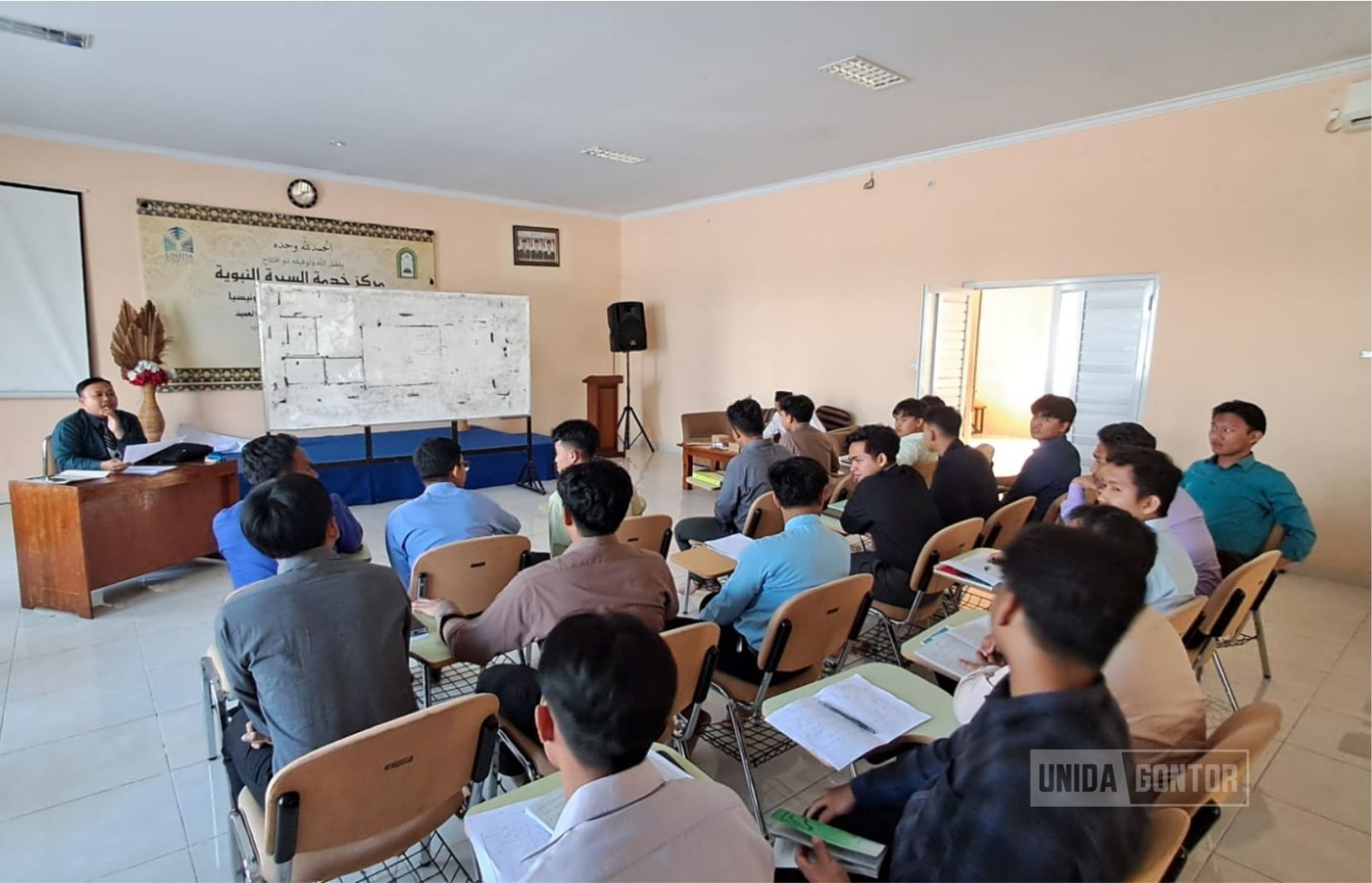 Mahasiswa Prodi PBA UNIDA Gontor mengikuti Tarbiyah Amaliyah Perdana sebagai latihan mengajar di Hall Gedung Siroh