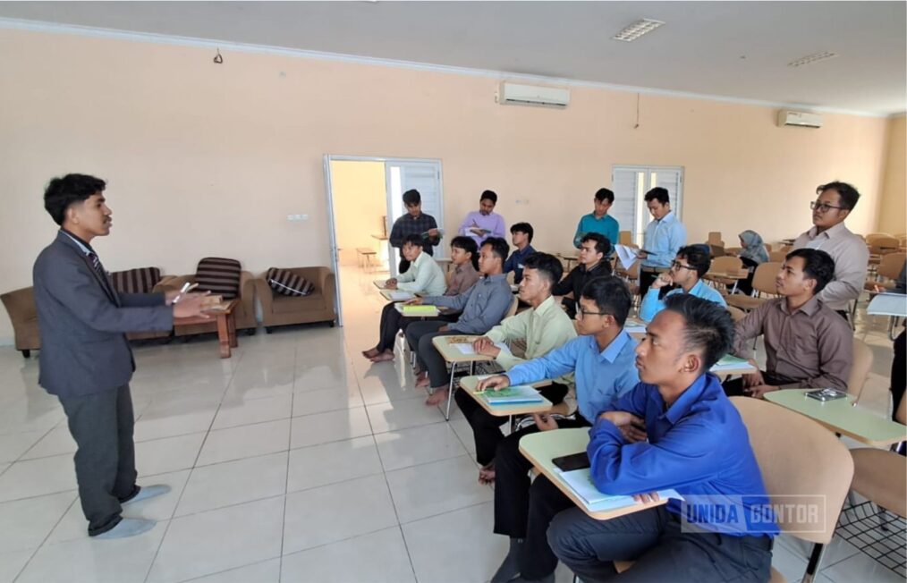 Mahasiswa Prodi PBA UNIDA Gontor mengikuti Tarbiyah Amaliyah Perdana sebagai latihan mengajar di Hall Gedung Siroh
