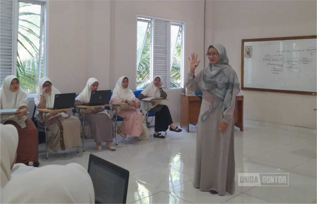 Pelatihan penulisan karya ilmiah mahasiswa Prodi PBA UNIDA Gontor di Gedung Istanbul