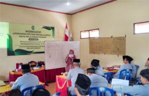 Dua dosen Prodi PBA UNIDA Gontor memberikan pelatihan strategi pembelajaran Bahasa Arab di Pondok Pesantren Darul Fikri Ponorogo.