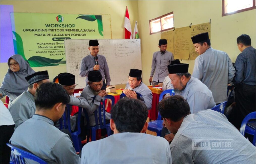 Dua dosen Prodi PBA UNIDA Gontor memberikan pelatihan strategi pembelajaran Bahasa Arab di Pondok Pesantren Darul Fikri Ponorogo.