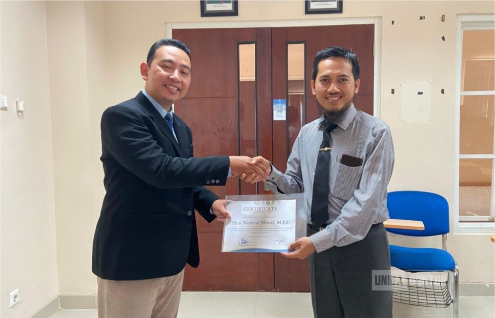 Mahasiswa PBA UNIDA Gontor ikuti pelatihan public speaking dan personal branding menjelang program students exchange ke UNISSA Brunei.