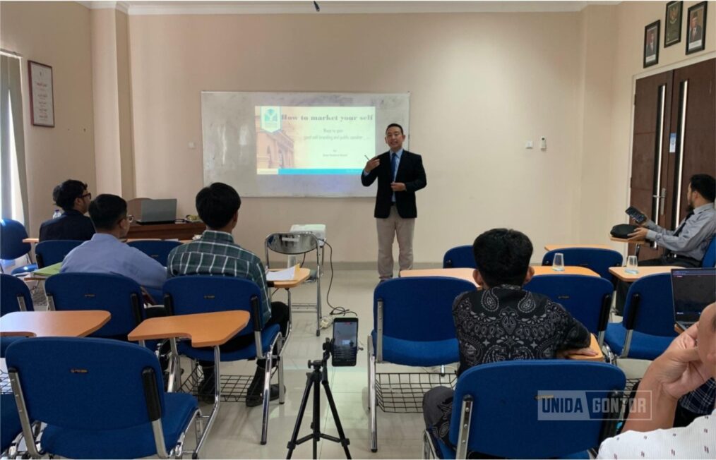 Prodi PBA UNIDA Gontor gelar pelatihan public speaking dan personal branding untuk bekali mahasiswa yang akan mengikuti program students exchange ke UNISSA Brunei.