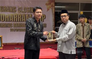 Penutupan Muharram Cup UNIDA Gontor di Lobby Gedung Terpadu dengan penyerahan hadiah dan penampilan seni mahasiswa.