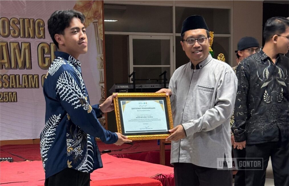 Penutupan Muharram Cup UNIDA Gontor di Lobby Gedung Terpadu dengan penyerahan hadiah dan penampilan seni mahasiswa.