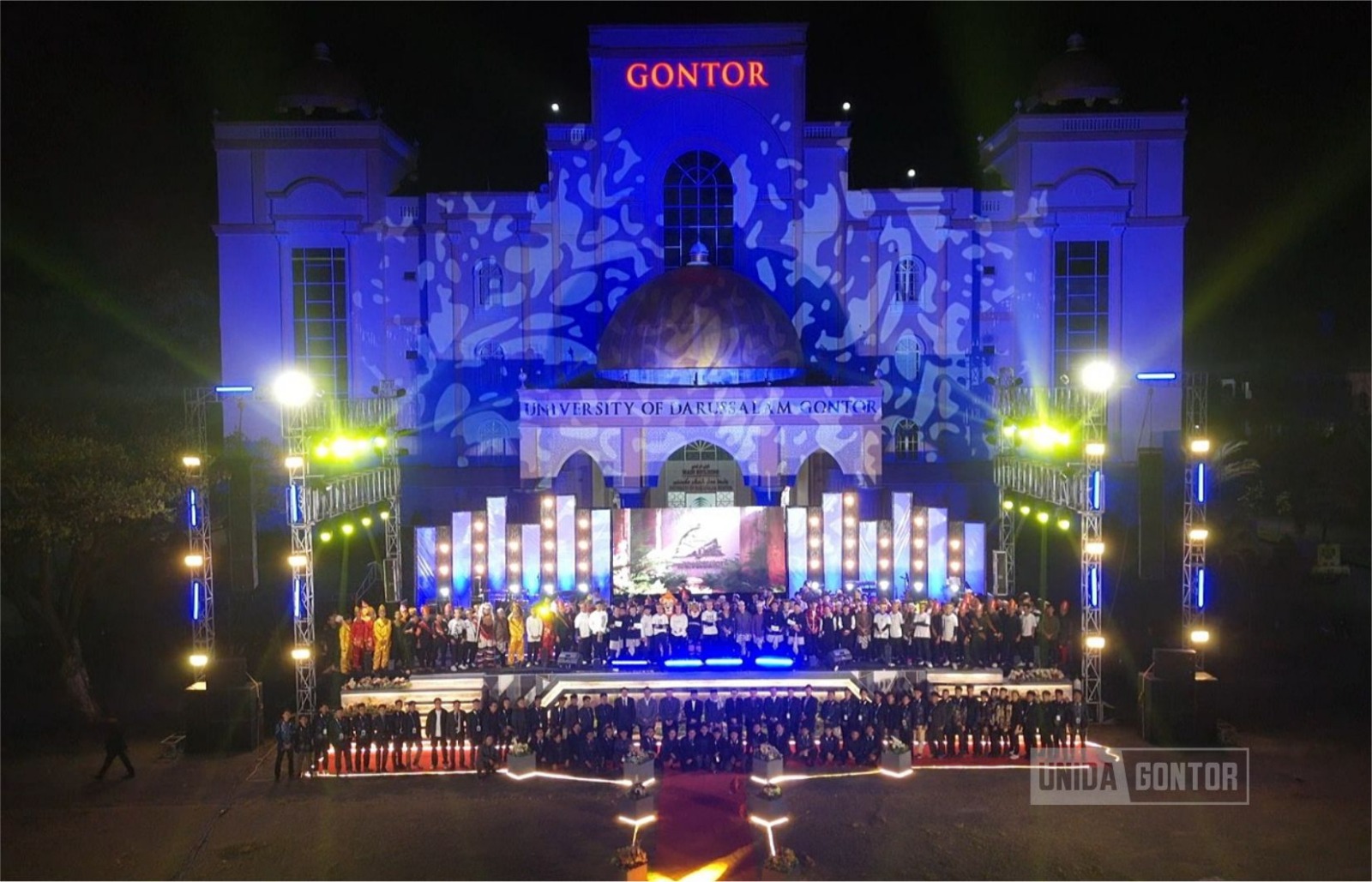 Pentas seni Al Hambra Night Show 9.0 UNIDA Gontor menampilkan kreativitas dan bakat mahasiswa di Kampus Pusat.
