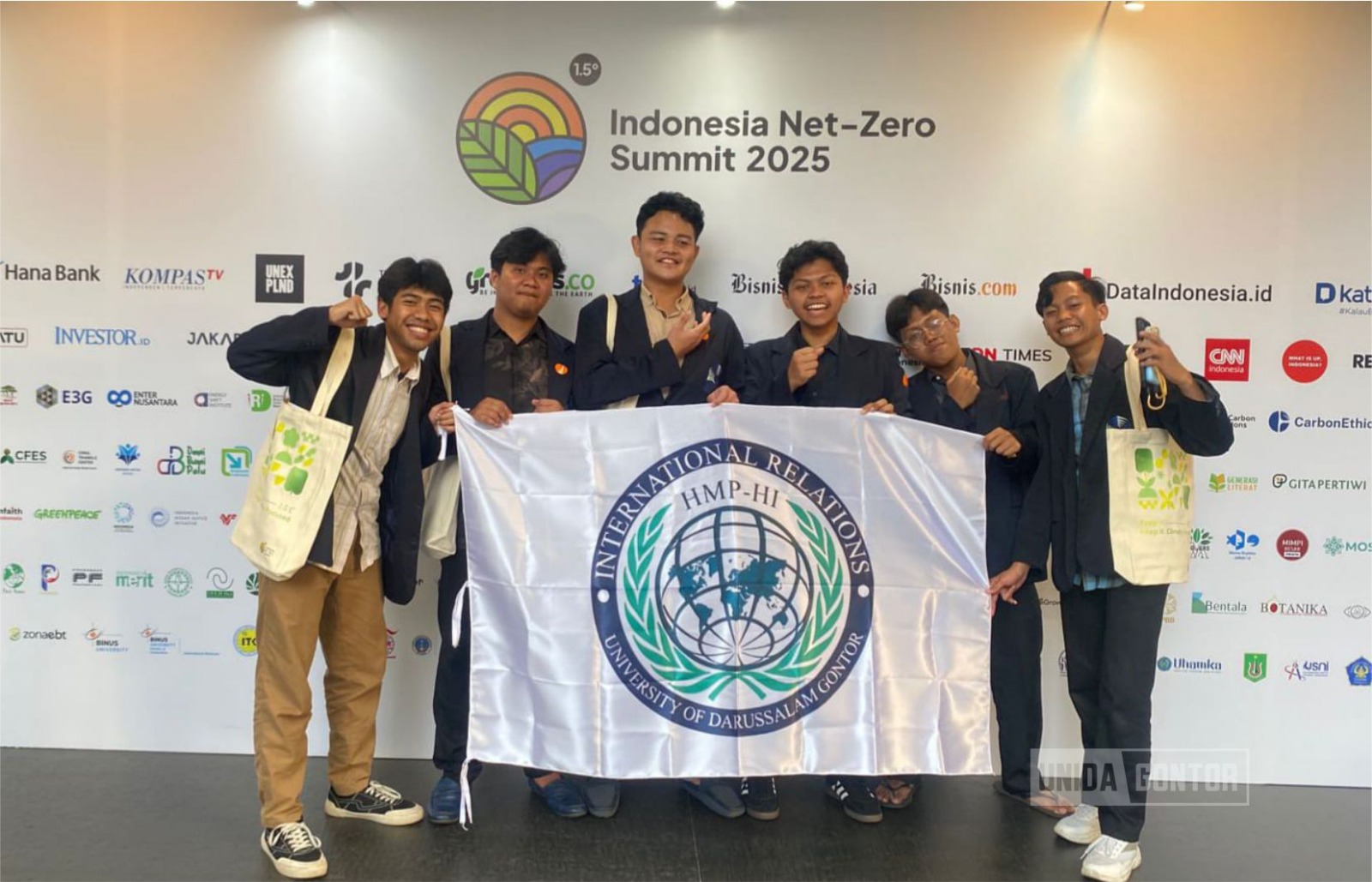 Delegasi FPCI UNIDA Gontor bersama Dr. Dino Patti Djalal di INZS 2025 Jakarta.
