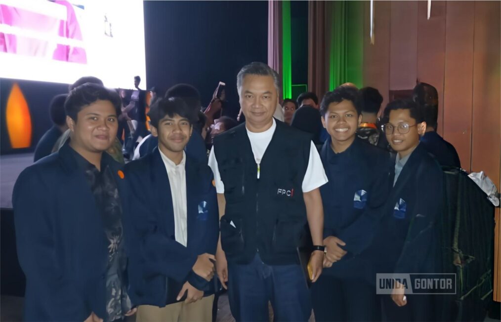 Delegasi FPCI UNIDA Gontor bersama Dr. Dino Patti Djalal di INZS 2025 Jakarta.