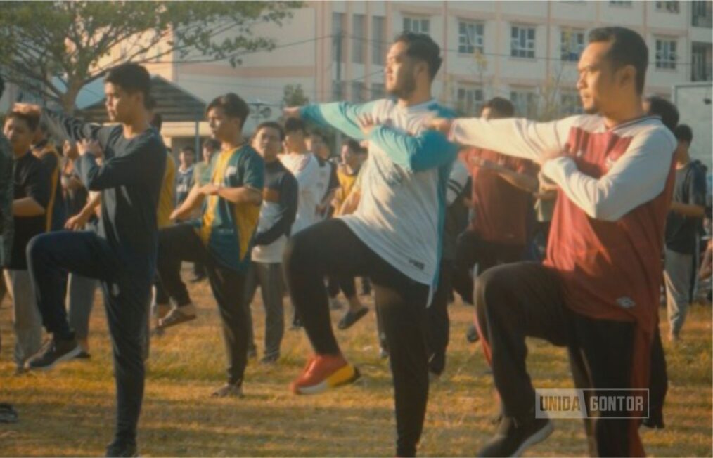 Sivitas akademika UNIDA Gontor mengikuti senam pagi bersama di lapangan utama kampus dengan penuh semangat dan kebersamaan.