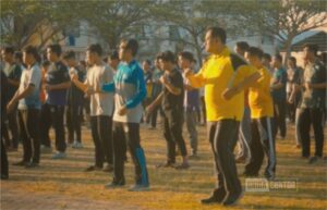 Sivitas akademika UNIDA Gontor mengikuti senam pagi bersama di lapangan utama kampus dengan penuh semangat dan kebersamaan.