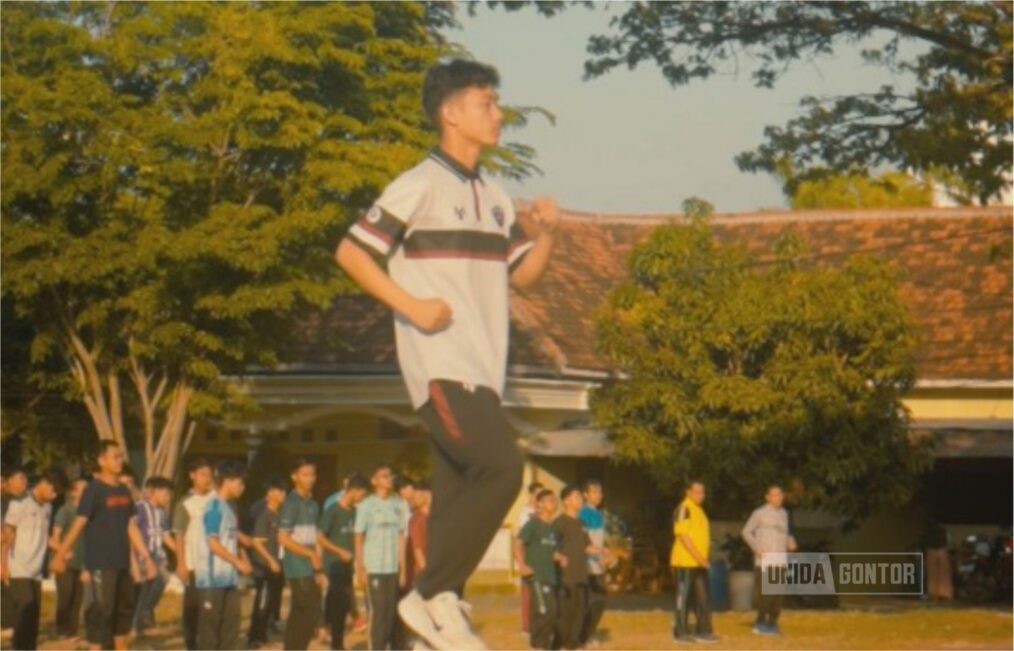 Sivitas akademika UNIDA Gontor mengikuti senam pagi bersama di lapangan utama kampus dengan penuh semangat dan kebersamaan.