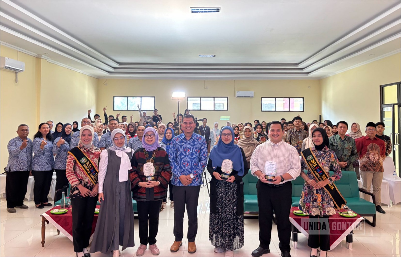 dr. Ilyu ‘Ainun Najie menjadi pembicara nasional membahas fenomena featherless di Youth Science Conference 2025 Trenggalek.