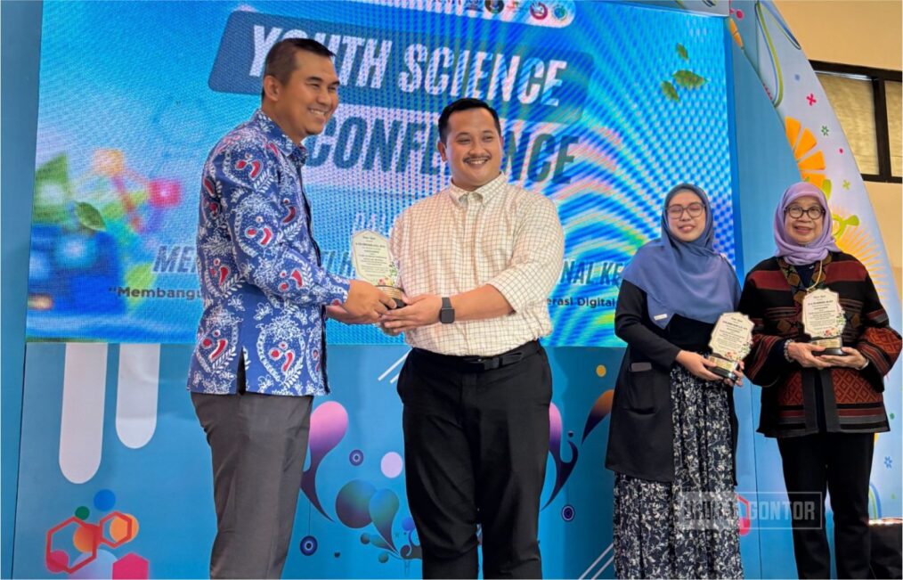dr. Ilyu ‘Ainun Najie menjadi pembicara nasional membahas fenomena featherless di Youth Science Conference 2025 Trenggalek.