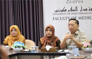 Suasana kegiatan Refreshing Akreditasi Fakultas Kedokteran UNIDA Gontor bersama narasumber dari Fakultas Kedokteran UM Surabaya.