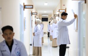 Mahasiswa Fakultas Kedokteran UNIDA Gontor mengikuti Ujian OSCE Semester 2 di Ruang OSCE dan Laboratorium Keterampilan Medik.