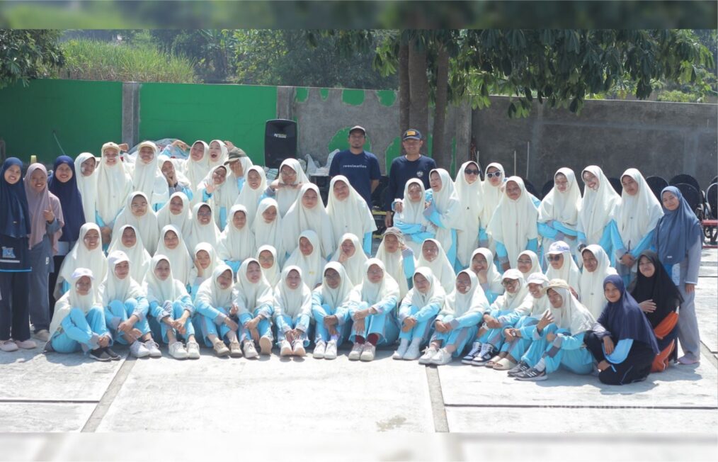 Mahasiswi dan dosen Fakultas Ushuluddin UNIDA Gontor mengikuti kegiatan Ushuluddin Day di Pitik Cilik, Karanganyar.