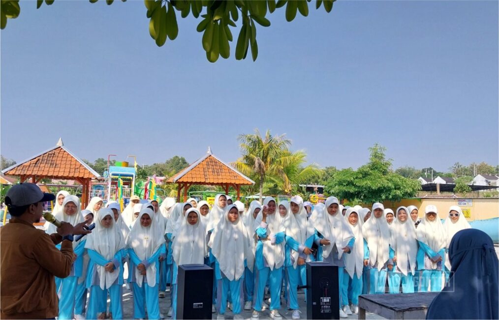 Mahasiswi dan dosen Fakultas Ushuluddin UNIDA Gontor mengikuti kegiatan Ushuluddin Day di Pitik Cilik, Karanganyar.