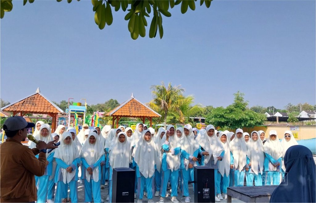 Mahasiswi dan dosen Fakultas Ushuluddin UNIDA Gontor mengikuti kegiatan Ushuluddin Day di Pitik Cilik, Karanganyar.