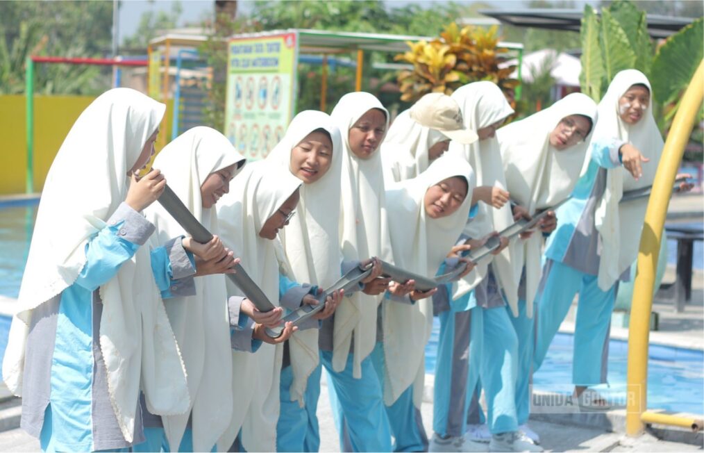 Mahasiswi dan dosen Fakultas Ushuluddin UNIDA Gontor mengikuti kegiatan Ushuluddin Day di Pitik Cilik, Karanganyar.