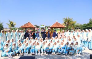 Mahasiswi dan dosen Fakultas Ushuluddin UNIDA Gontor mengikuti kegiatan Ushuluddin Day di Pitik Cilik, Karanganyar.