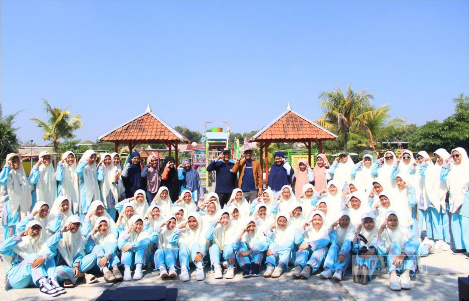 Mahasiswi dan dosen Fakultas Ushuluddin UNIDA Gontor mengikuti kegiatan Ushuluddin Day di Pitik Cilik, Karanganyar.