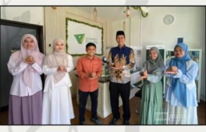 Mahasiswi Fakultas Syariah UNIDA Gontor melaksanakan penutupan PPL di Dompet Dhuafa Surabaya.