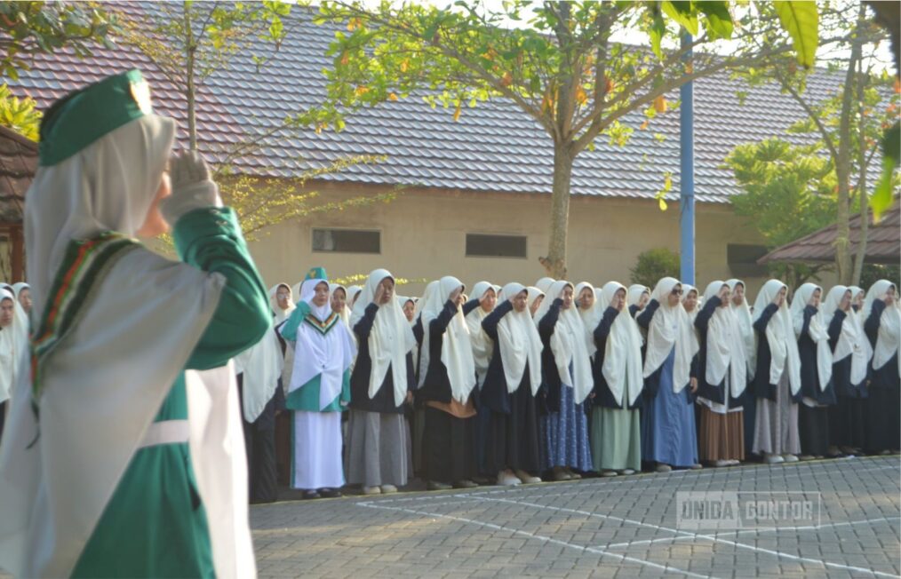 Upacara pengibaran bendera HUT RI ke-80 di UNIDA Gontor Putri Kelas C