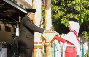 Upacara pengibaran bendera HUT RI ke-80 di UNIDA Gontor Putri Kelas C