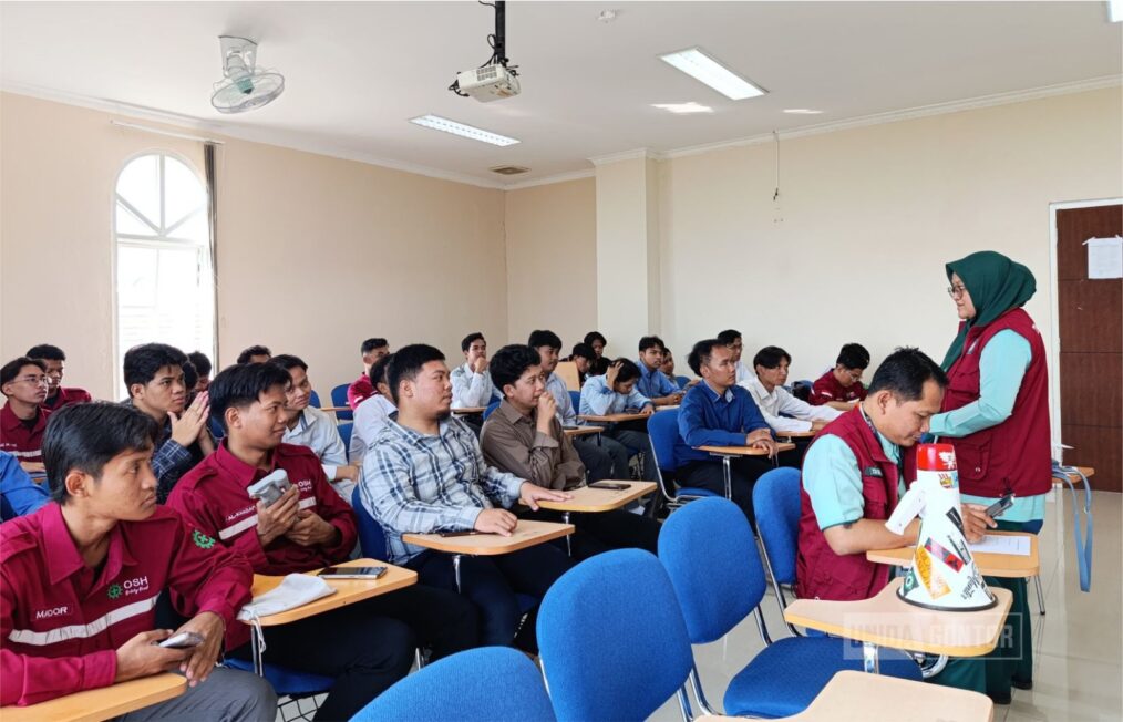 Mahasiswa Prodi K3 UNIDA Gontor ikuti simulasi tanggap darurat kebakaran dengan praktik penggunaan APAR.