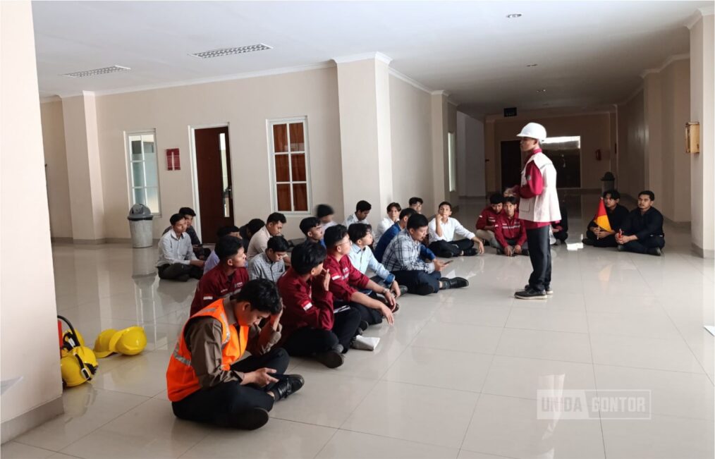 Mahasiswa Prodi K3 UNIDA Gontor ikuti simulasi tanggap darurat kebakaran dengan praktik penggunaan APAR.