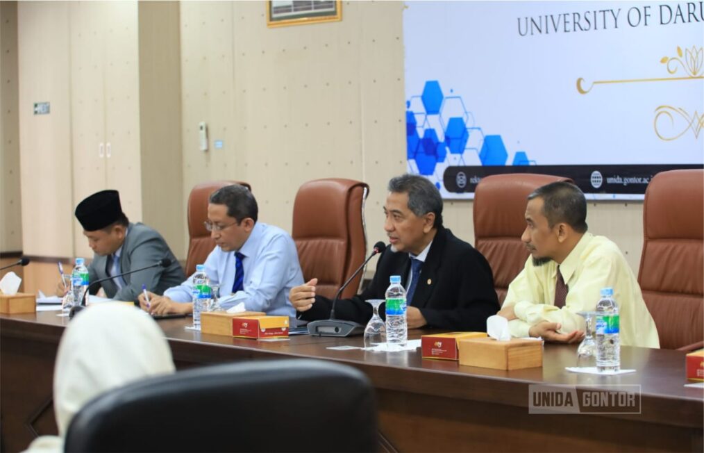 Mahasiswa asing UNIDA Gontor mengikuti Orientasi Kepondokmodernan bersama Rektor dan pimpinan universitas di Hall Senat.