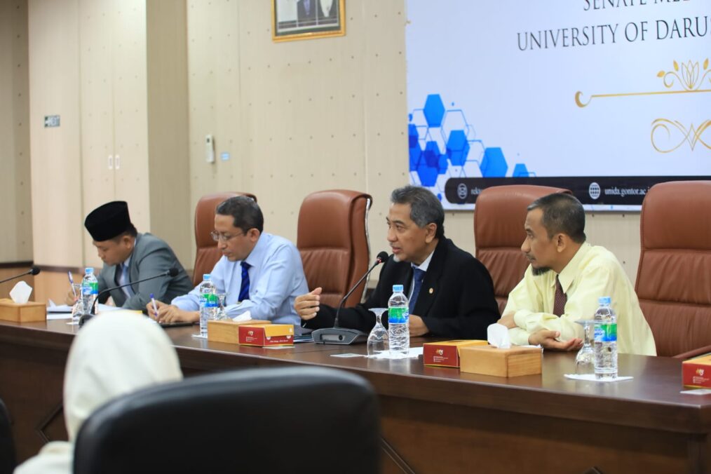 Mahasiswa asing UNIDA Gontor mengikuti Orientasi Kepondokmodernan bersama Rektor dan pimpinan universitas di Hall Senat.