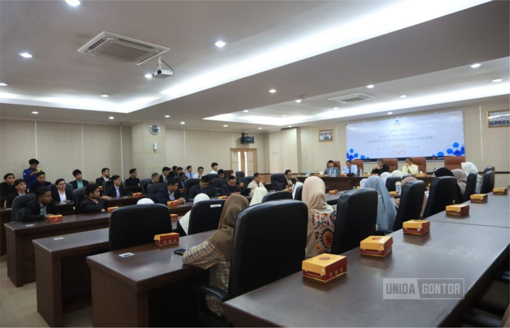 Mahasiswa asing UNIDA Gontor mengikuti Orientasi Kepondokmodernan bersama Rektor dan pimpinan universitas di Hall Senat.