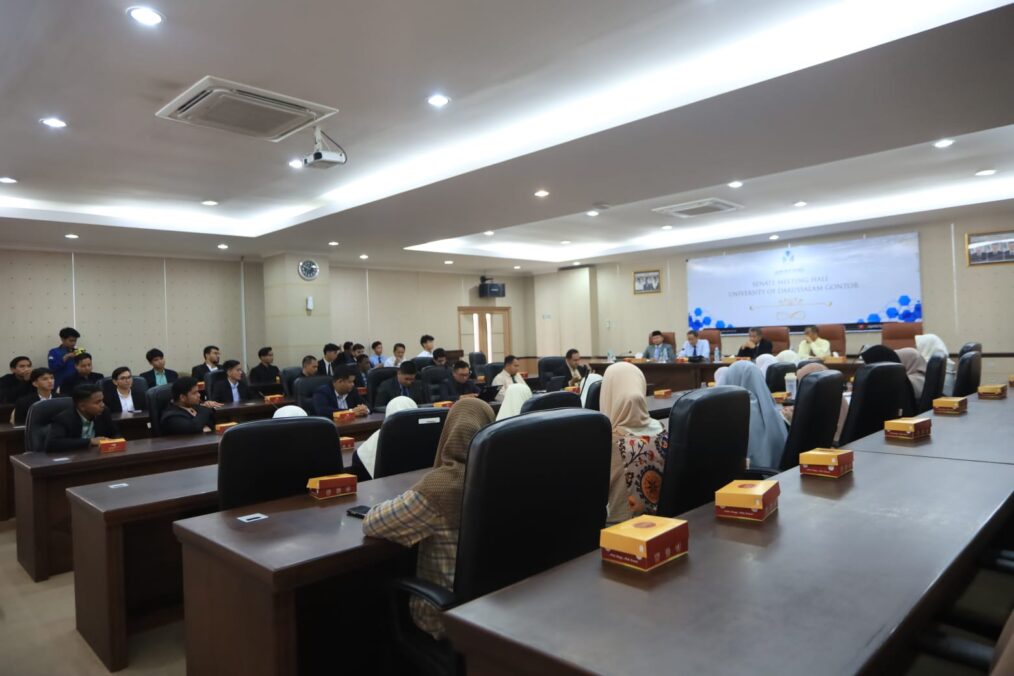 Mahasiswa asing UNIDA Gontor mengikuti Orientasi Kepondokmodernan bersama Rektor dan pimpinan universitas di Hall Senat.