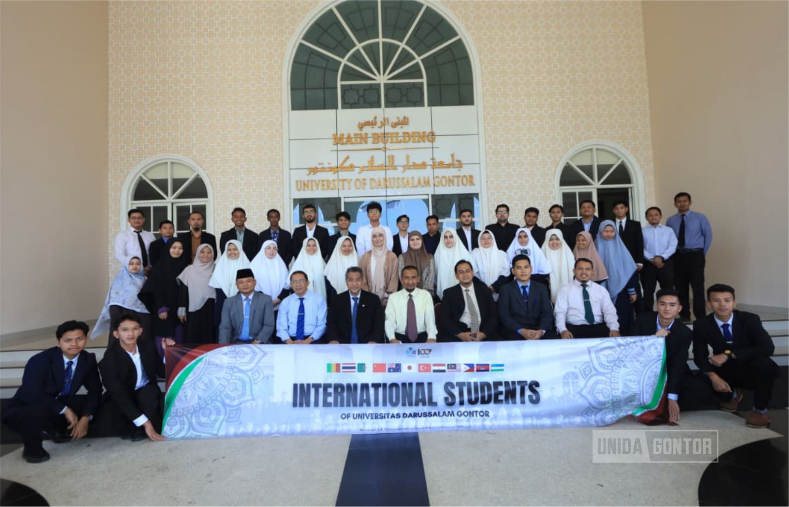Mahasiswa asing UNIDA Gontor mengikuti Orientasi Kepondokmodernan bersama Rektor dan pimpinan universitas di Hall Senat.