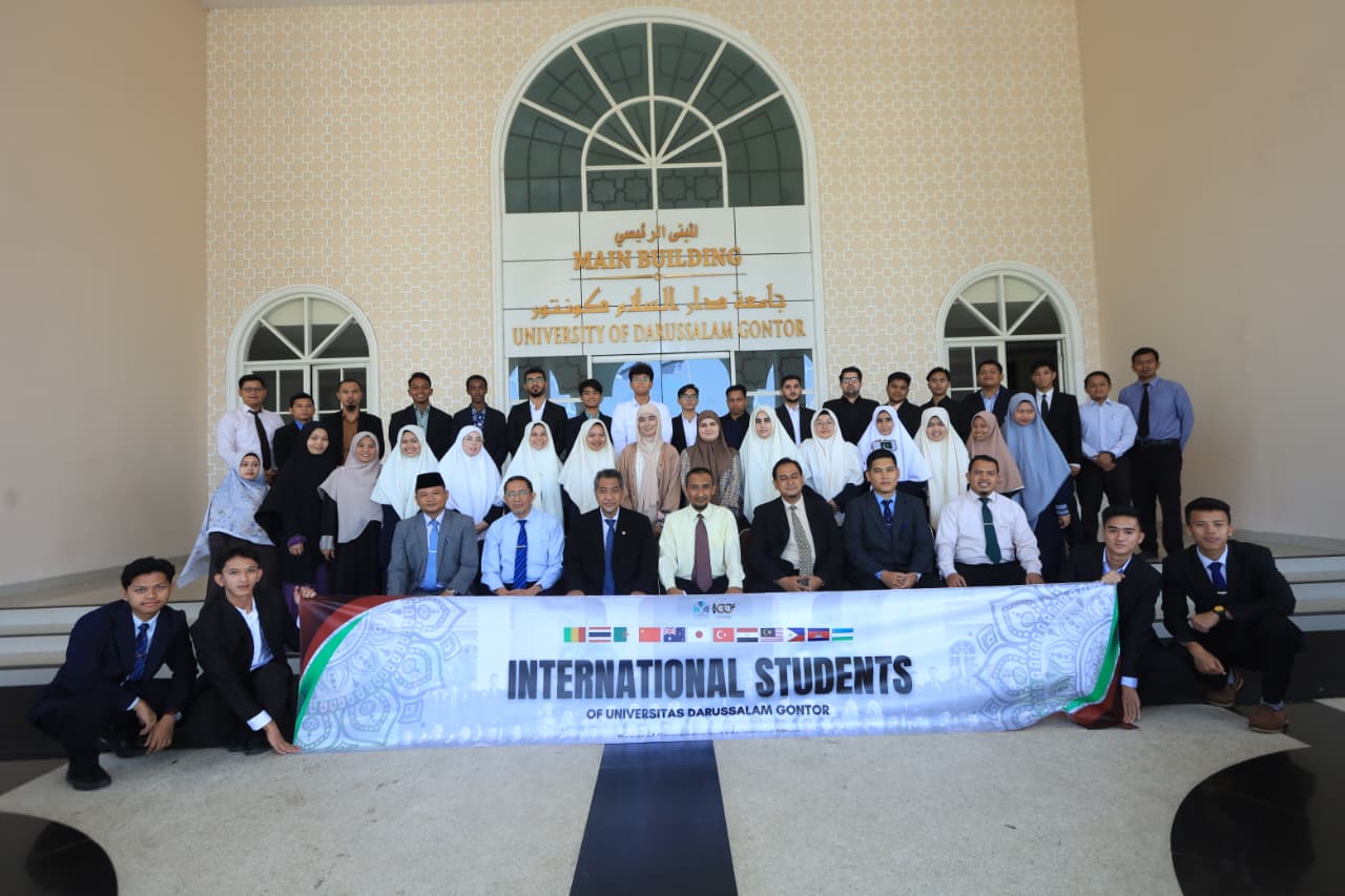 Mahasiswa asing UNIDA Gontor mengikuti Orientasi Kepondokmodernan bersama Rektor dan pimpinan universitas di Hall Senat.
