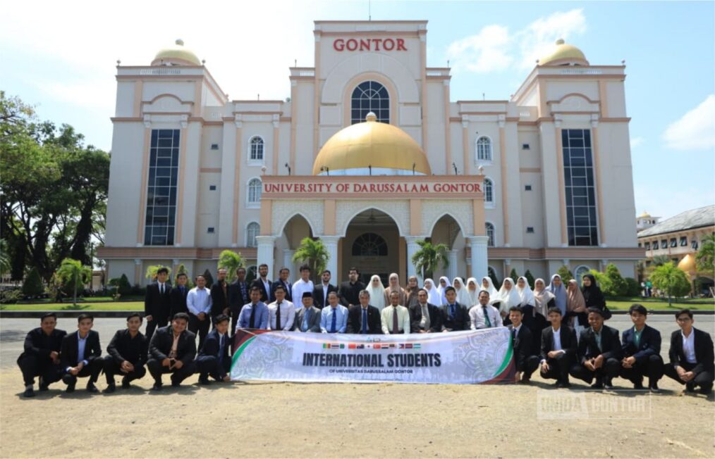 Mahasiswa asing UNIDA Gontor mengikuti Orientasi Kepondokmodernan bersama Rektor dan pimpinan universitas di Hall Senat.