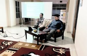 Mahasiswa UNIDA Gontor mengikuti Kajian Karomah PAI untuk meningkatkan fokus hafalan Al-Qur’an di Gedung Terpadu.