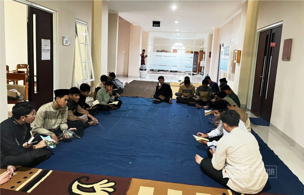 Mahasiswa UNIDA Gontor mengikuti Kajian Karomah PAI untuk meningkatkan fokus hafalan Al-Qur’an di Gedung Terpadu.