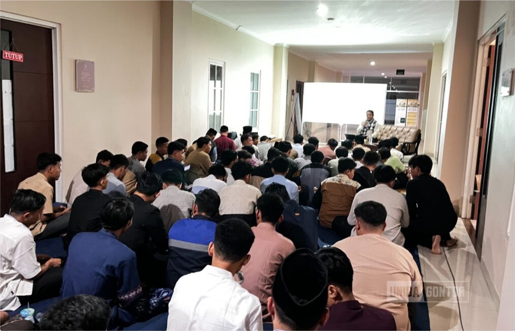 Mahasiswa UNIDA Gontor mengikuti Kajian Karomah PAI untuk meningkatkan fokus hafalan Al-Qur’an di Gedung Terpadu.