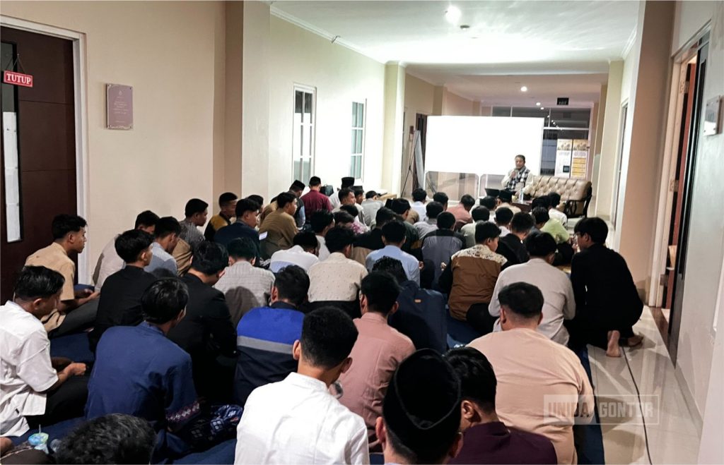 Mahasiswa UNIDA Gontor mengikuti Kajian Karomah PAI untuk meningkatkan fokus hafalan Al-Qur’an di Gedung Terpadu.